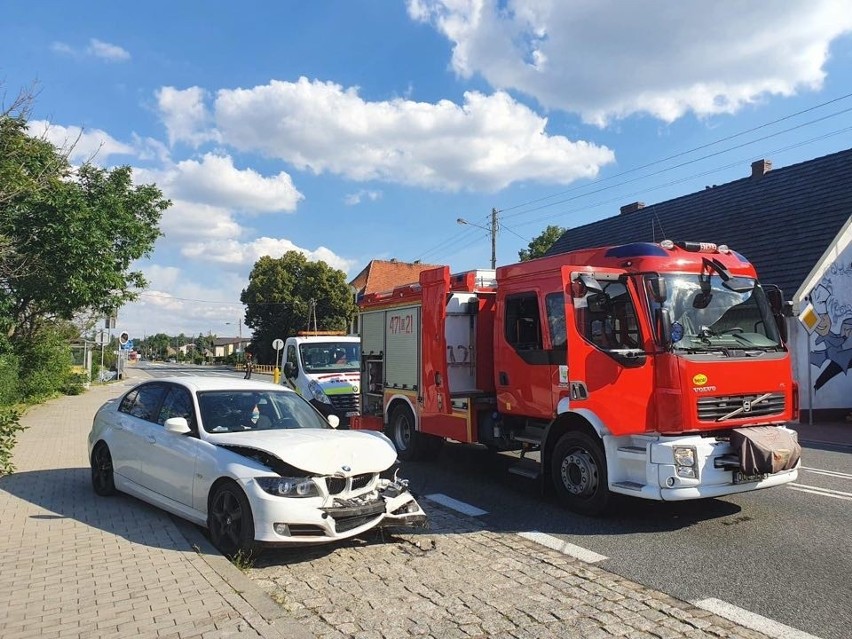 Zderzenie dwóch samochodów osobowych na DK 11 w Wojciechowie. BMW najechało na peugeota 