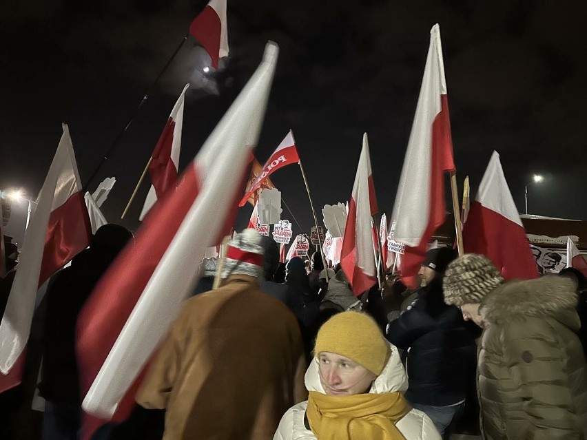 Jarosław Kaczyński na proteście przed Aresztem Śledczym w Radomiu! W geście solidarności z Mariuszem Kamińskim