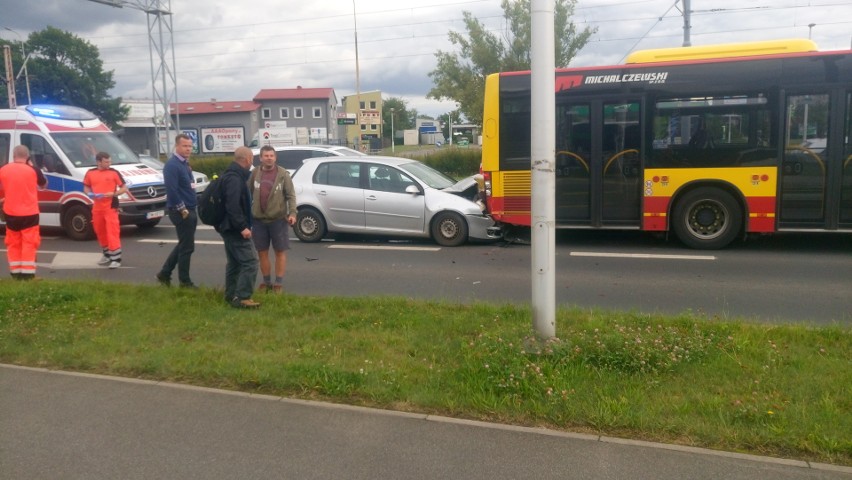 Wypadek z udziałem autobusu i samochodu z pijanym kierowcą