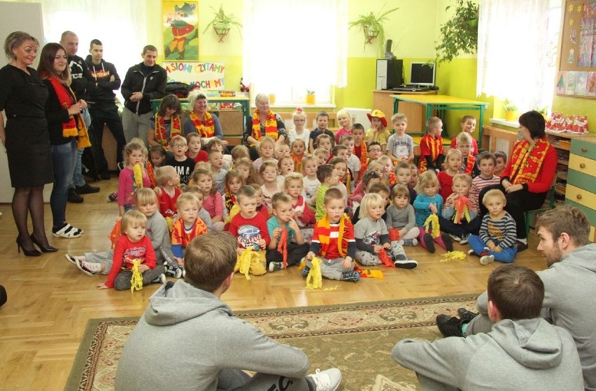 Piłkarze Korony Kielce wcielili się w rolę Świętego Mikołaja. Przedszkolaki zaskoczyły ich występem 