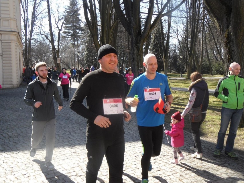 Bieg Polki dla Polki w Żywcu. Promowali profilaktykę badań i zbierali pieniądze [ZDJĘCIA+WIDEO] 