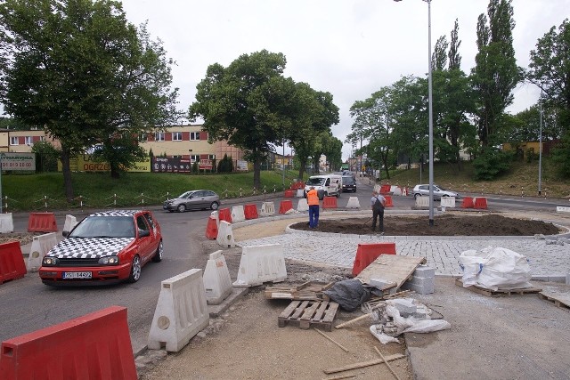 Tak wygląda postęp w pracach przy budowie nowych rond w Stargardzie. Czytaj więcej: Komunikacyjna rewolucja w Stargardzie. Szykują się zmianyCzytaj również: Pierwszy McDonald’s w Stargardzie i rondo przy ul. Szczecińskiej. Zobacz zdjęcia z budowy