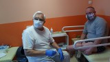 Dzięki protezom z Rzeszowskich Zakładów Ortopedycznych pan Mirek mógł stanąć na nogi. Mimo epidemii koronawirusa nie został bez pomocy