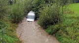 Tragedia w Godziszowie na Śląsku Cieszyńskim. Nurt potoku porwał samochód. Utonął 60-letni mężczyzna