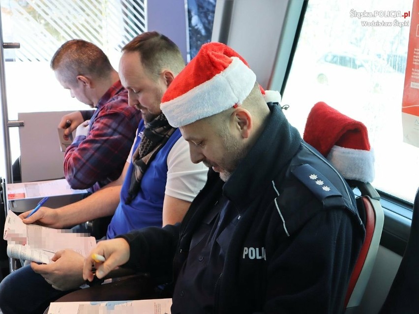 W mikołajki policjanci z Wodzisławia Śląskiego oddawali krew w ramach akcji „Podaruj swoją krew, zostań Mikołajem”