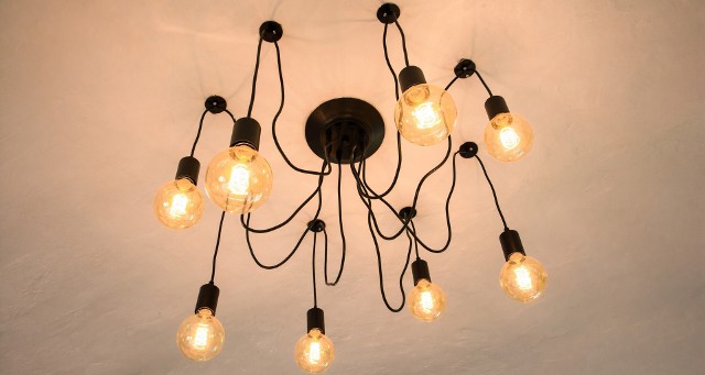 Podpowiadamy, jak przesunąć lampę wiszącą bez ingerencji w instalację elektryczną. Zobacz, jakie to łatwe!