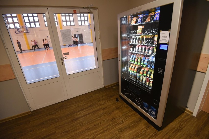 Automaty z żywnością w szkołach. Co można kupić? 