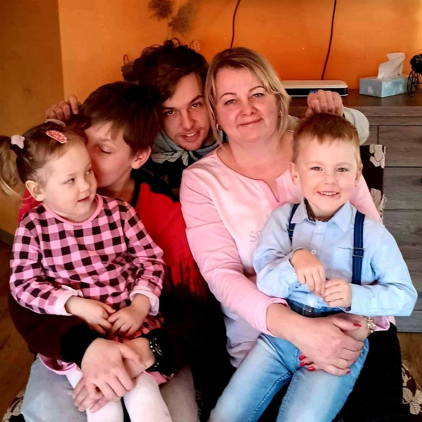 Monika Burek z synami Pawłem, Kubą, Maciejem oraz córką Mają...