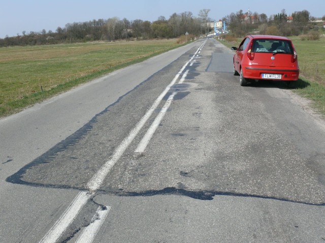 Marszałek województwa zapowiedział przebudowę połatanej drogi wojewódzkiej z Włoszczowy przez Kurzelów do granicy z województwem łódzkim przed Maluszynem.