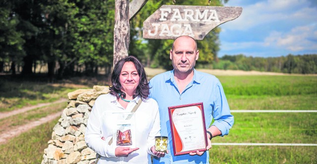 Agnieszka Kobryń i Jacek Pietrasiewicz ogromnie cieszą się z tego, że za produkowany na ich farmie ser kozi zakamieński otrzymali tytuł Kulinarnej Perły 2015. - Zakładając hodowlę kóz w ogóle nie braliśmy pod uwagę tego, że kiedyś możemy taką nagrodę dostać - mówią.