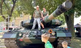 Wypasiony Piknik Czołgisty pod Zieloną Górą. Pokazy czołgów, bitwy rycerskie, gry. Trwa wielkie święto militariów i grochówy w Drzonowie!