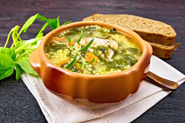 Domowa zupa wędrowców to przepis na danie, które można było przyrządzić z tanich i łatwo dostępnych składników.