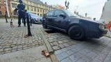 Koszmarny wypadek we Wrocławiu. Auto przejechało mężczyznę pracującego w studzience telekomunikacyjnej! [ZDJĘCIA]