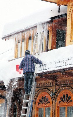 Wielu dba, by śnieg z dachów nie spadł na przechodniów. Jest też wielu, którzy tego nie robią