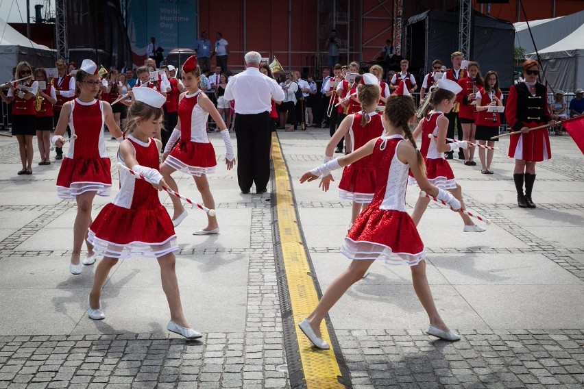 Huczna parada na zakończenie Dni Morza i Samba Port Festival [ZDJĘCIA]