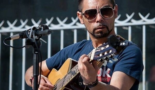 Jorge Esparza to chilijski wokalista i gitarzysta już od...