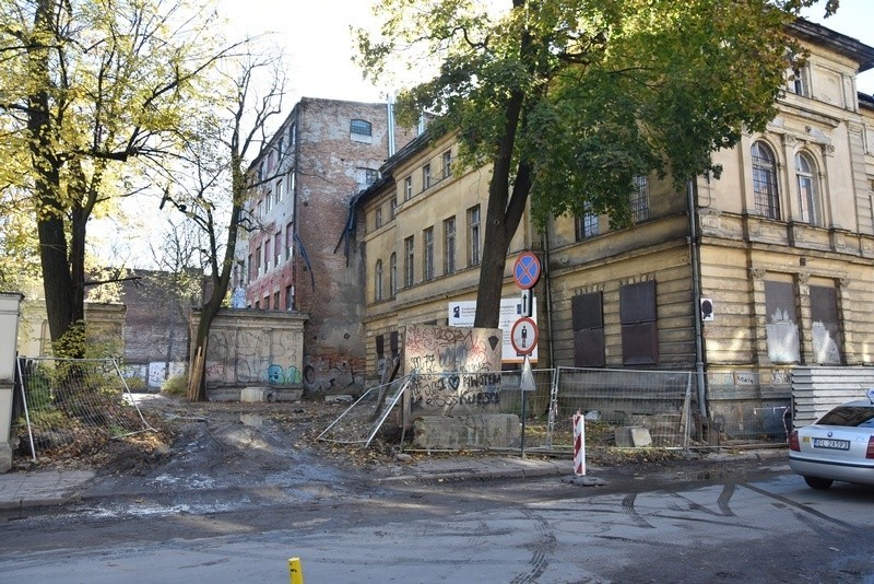 Tu ma się kończyć powstająca właśnie uliczka. Widok od...