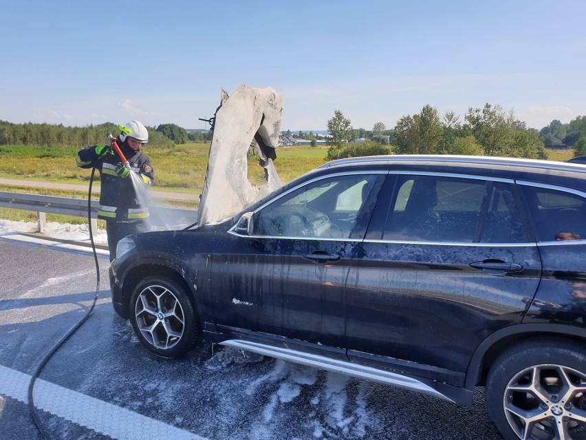 Pożar samochodu na A4 w Łące. Zablokowany był prawy pas ruchu [ZDJĘCIA OSP]