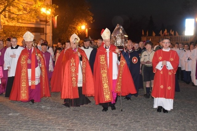 Po nabożeństwie z bazyliki wyruszyła tradycyjna procesja z relikwiami męczennika i innych gnieźnieńskich świętych i błogosławionych na Wzgórze Zbarskie do kościoła św. Michała Archanioła, gdzie jak zawsze słowo do zgromadzonych wygłosili obecni biskupi.