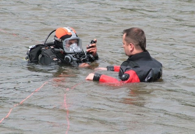 W czwartek nad ranem strażacy ze specjalistycznej grupy ratownictwa wodno-nurkowego wznowili poszukiwania topielca w zalewie na Borkach.