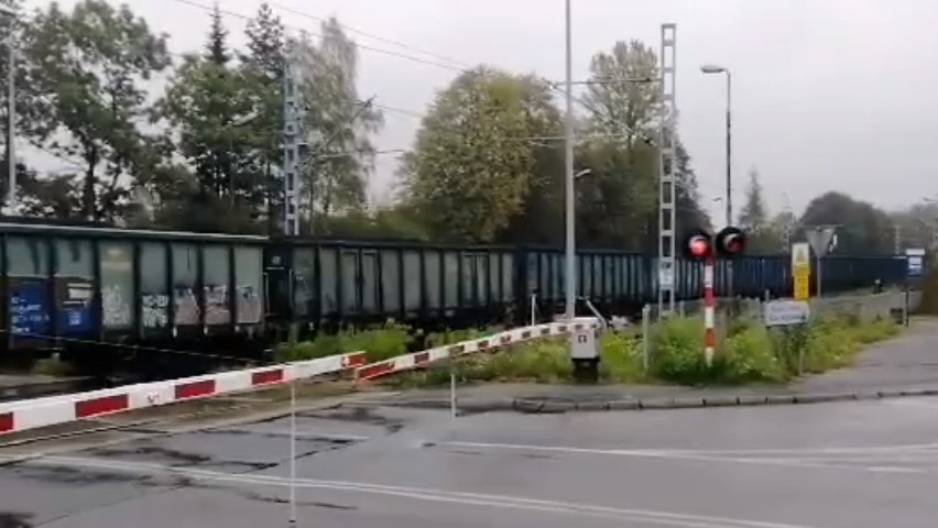 Pociąg towarowy blokuje przejazd kolejowy w Rudzie Śląskiej - Wirku