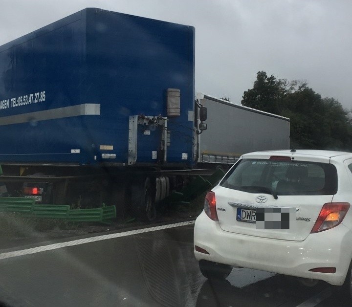 Wypadek na A4. Autostrada zablokowana. Objazd przez AOW