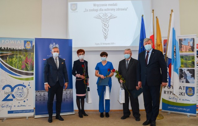 Odznaczenie otrzymała m.in. Anna Wilkanowska, dyrektor Szpitala Powiatowego w Rypinie (druga z lewej)