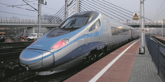 Pendolino kursujące po Polsce ma na swojej trasie wiele niestrzeżonych przejazdów kolejowych. W krajach, które mają od lat pociągi dużych szybkości, np. w Niemczech i Francji, na liniach magistralnych, czyli pierwszej kategorii, kolizyjne skrzyżowania są wykluczone