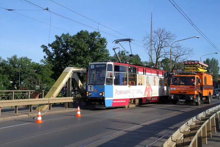 Zerwana sieć trakcyjna na mostach Trzebnickich [ZDJĘCIA]