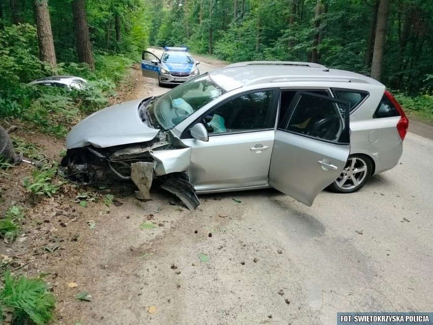 Pijana kobieta w Mostach uderzyła autem w drzewo, wiozła...