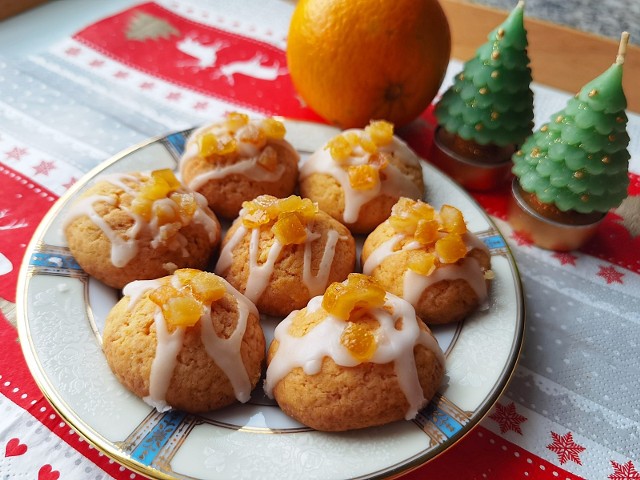Pyszne, pachnące pomarańczami, świąteczne ciasteczka. Idealne na mikołajki! Zobacz, jak je przygotować. Kliknij w galerię i przesuwaj zdjęcia strzałkami lub gestem.