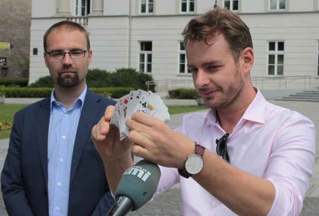 O atrakcjach weekendu w Radomiu na konferencji mówili iluzjonista Adrian Pruski, oraz Mateusz Tyczyński.