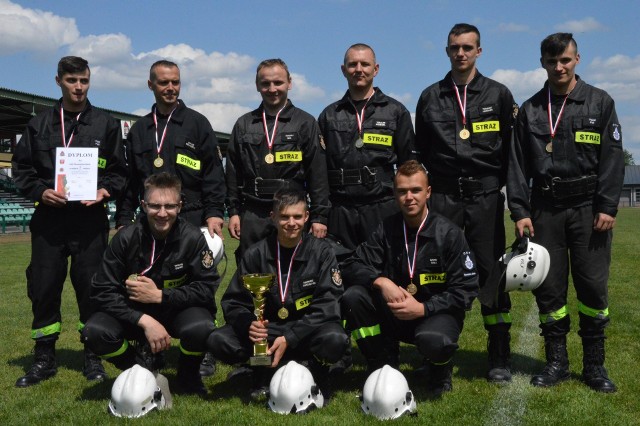 Strażacy z OSP Skomielna Biała wygrali wśród seniorów w zawodach gminnych, a w maju tego roku triumfowali w Powiatowych Zawadach Sportowo-Pożarniczych