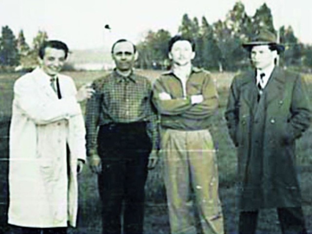 Szwecja, lato roku 1951 (tuż po udanej ucieczce z Kołobrzegu). N­a zdjęciu trzech z pięciu uciekinierów z Polski. Od lewej stoją: Tadeusz Szkodowski, nieznany męzczyzna, Mariusz Wróblewski i Mieczysław Nycz. 