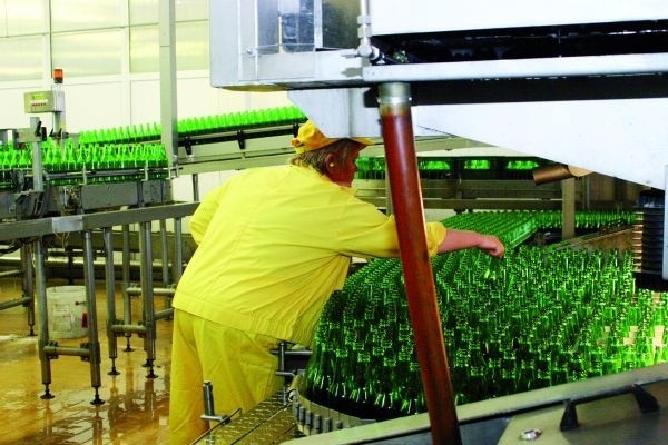 Kolejna linia do butelkowania piwa powstanie jeszcze w tym roku za ok. 10 mln zł. Dzięki zwiększonej produkcji 30 osób zatrudnionych tymczasowo na sezon letni, zostanie w Browarze na stałe.