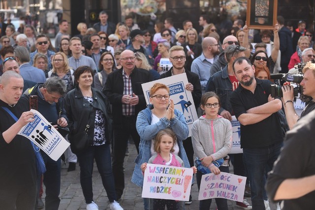 W Toruniu odbył się wiec poparcia dla nauczycieli, którzy mają rozpocząć jutro ogólnopolski strajk. - Stańmy w centralnych miejscach w naszych miejscowościach - tam, gdzie zwykle odbywają się protesty. Weźcie ze sobą kartki z napisem #WspieramNauczycieli! Pokażmy w ten sposób nauczycielom - naszym znajomym, przyjaciołom, członkom naszych rodzin - że jesteśmy z nimi i popieramy ich postulaty - czytamy na stronie wydarzenia na Facebooku. Zobaczcie naszą fotorelację z wiecu.Czytaj też: Strajk w oświacie. Jak może przebiegać?