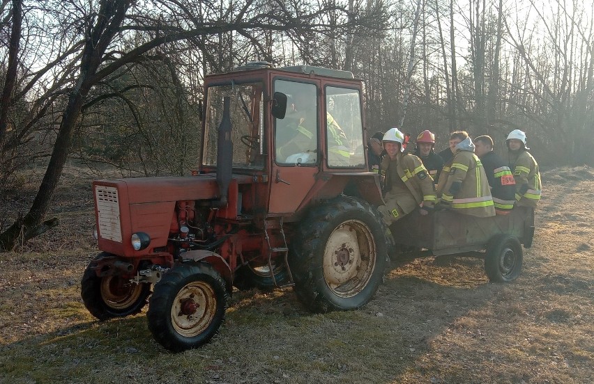  Strażacy z OSP w Dzbeninie pojechali na akcję gaśniczą... ciągnikiem. Zaradni druhowie musieli improwizować, aby ugasić pożar. 19.03.2022
