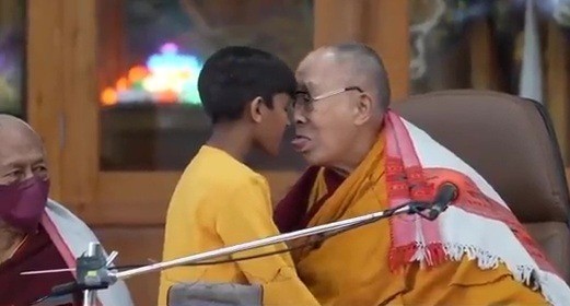 Dalajlama posunął się za daleko. Świadkowie incydentu bili brawo i klaskali