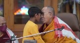 Dalajlama poprosił chłopca, aby ten go possał w język. Tybetański mnich-legenda przeprosił po dwóch miesiącach