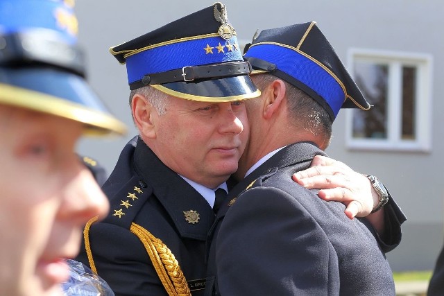 Wczoraj komendant PSP w Sępólnie Leszek Grugel pożegnał się z załogą, a strażacy z nim. Wszyscy mieli tego dnia w oczach łzy wzruszenia