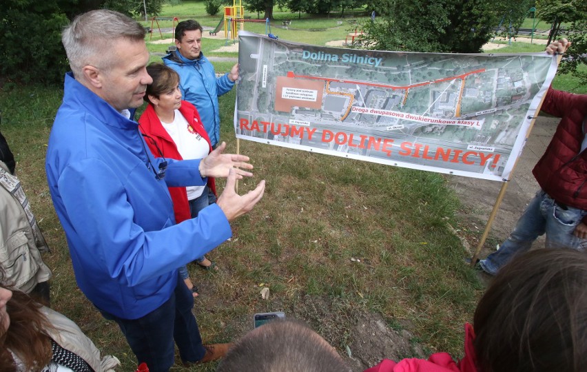 Mieszkańcy okolic kieleckiej Silnicy zaniepokojeni budową drogi. Spotkał się z nimi Bogdan Wenta [WIDEO]