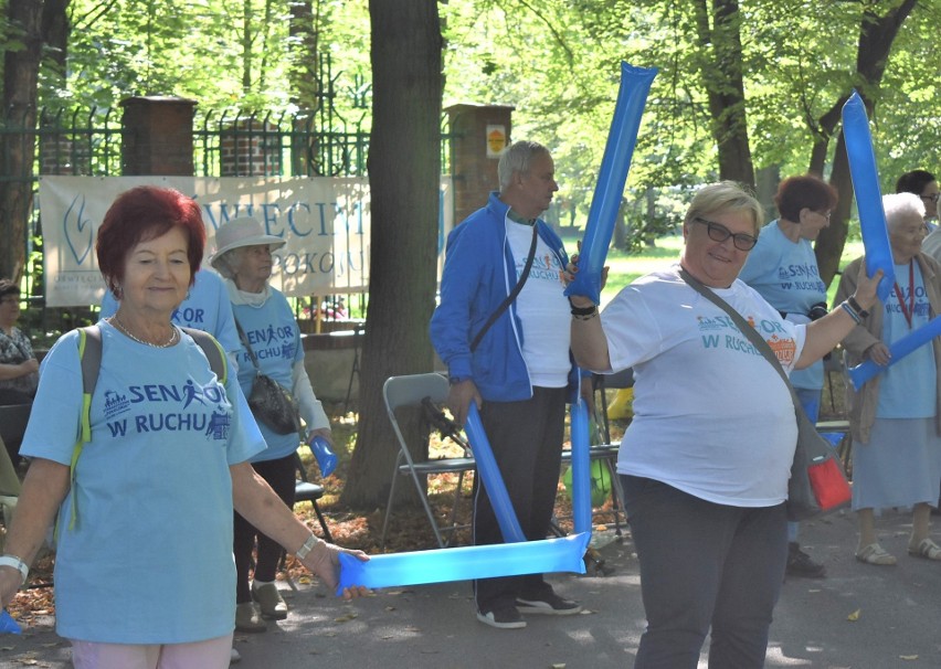 "Senior w ruchu" w Oświęcimiu. Kilkadziesiąt osób w wieku 60+ ćwiczyło i bawiło się aktywnie na bulwarach nad Sołą [ZDJĘCIA]