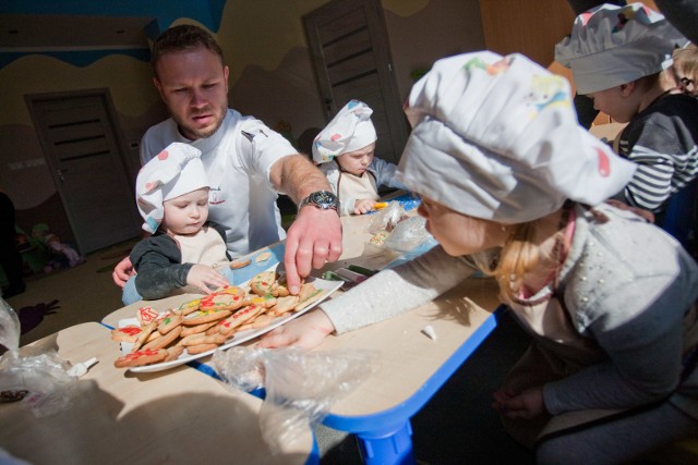 Młodzi kucharze w wieku od roku do czterech lat  z Klubu Dziecięcego "Junior" w Kobylnicy piekli ciasteczka pod nadzorem Marcina Szwaka, szefa kuchni hotelu Grand Lubicz w Ustce.