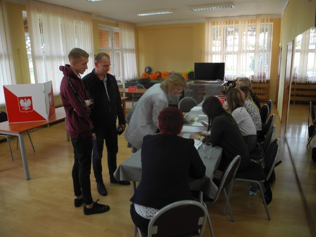 Jolanta i Robert Brzezińscy i ich syn Krzysztof głosowali w komisji znajdującej się w Gminnym Domu Kultury w Suchaniu.