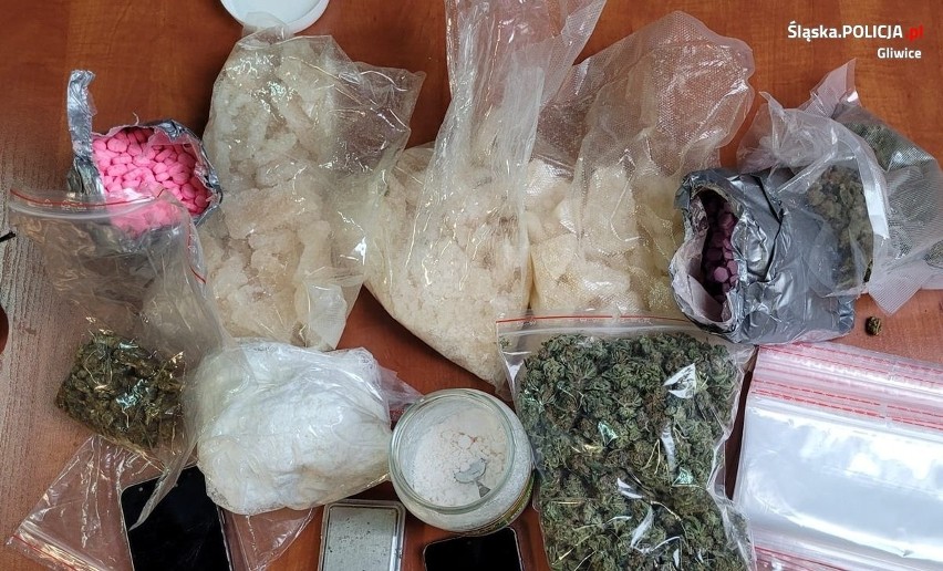 Pseudokibic zatrzymany z kilkoma kilogramami narkotyków