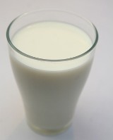 Firma Mlekpol wyjaśnia, dlaczego zepsute mleko trafiło do klientów
