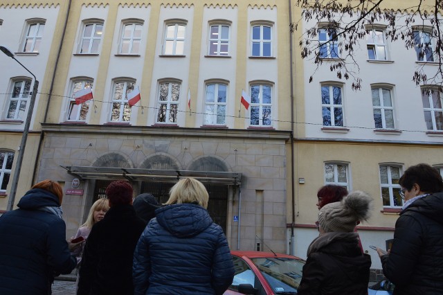 W poniedziałek około 80 pracowników sekretariatów i protokolantów zaprotestowało przed Sądem Rejonowym w Słupsku.