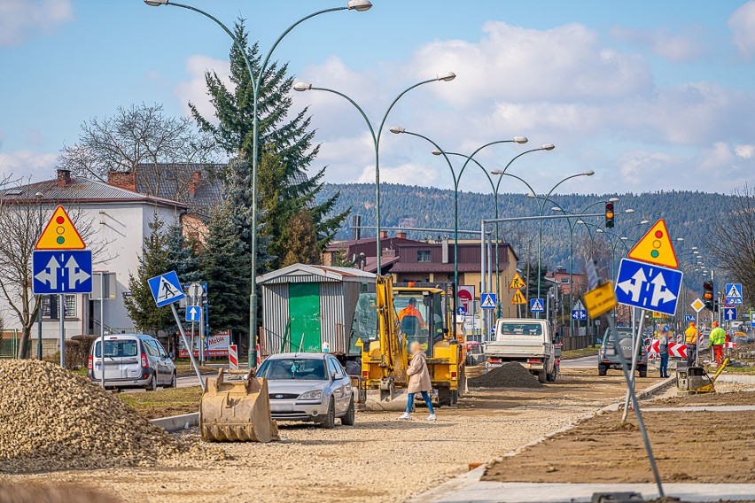 Nowy Sącz. Trwa remont ul. Sucharskiego. Wprowadzono zmiany w ruchu drogowym [ZDJĘCIA]