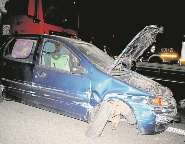 Fiat uderzył w barierę. Potem jego kierowcę potrąciły go trzy auta. Teraz walczy o życie w szpitalu.
