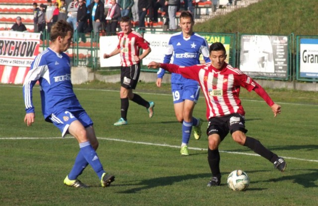Tomasz Moskała (przy piłce) przez ostatnie trzy sezony bronił barw trzecioligowego Beskidu Andrychów.